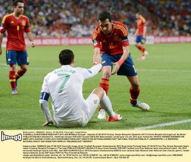 FUSSBALL EUROPAMEISTERSCHAFT 2012 HALBFINALE Portugal - Spanien 27.06.2012 Fairplay: Sergio Busquets (Spanien) hilft Cristiano Ronaldo (Portugal) auf die Beine 