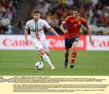 FUSSBALL EUROPAMEISTERSCHAFT 2012 HALBFINALE Portugal - Spanien 27.06.2012 Miguel Veloso (li, Portugal) gegen Alvaro Arbeloa (re, Spanien) 