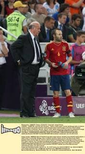 (120628) -- DONETSK, June 28, 2012 (Xinhua) -- Spain s head coach Vicente del Bosque talks to Andres Iniesta of Spain during the semifinal match between Spain and Portugal at the Euro 2012 football championships in Donetsk, Ukraine, June 27, 2012. Spain entered the final match by defeating Portugal 4-2 after the penalty shootout. (Xinhua Meng Yongmin) (jyc) UKRAINE-DONETSK-EURO 2012 FOOTBALL CHAMPIONSHIPS-SEMIFINAL-SPAIN VS PORTUGAL 
