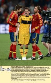 FUSSBALL EUROPAMEISTERSCHAFT 2012 HALBFINALE Portugal - Spanien 27.06.2012 Gerard Pique, Torwart Iker Casillas und Sergio Ramos (v.l., alle Spanien) jubeln nach dem Finaleinzug 