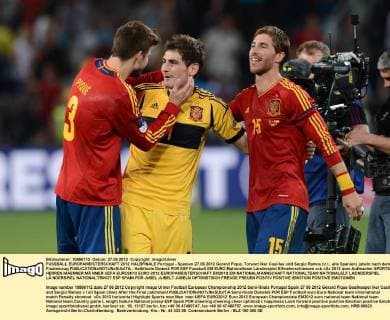 FUSSBALL EUROPAMEISTERSCHAFT 2012 HALBFINALE Portugal - Spanien 27.06.2012 Gerard Pique, Torwart Iker Casillas und Sergio Ramos (v.l., alle Spanien) jubeln nach dem Finaleinzug 