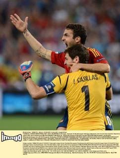 FUSSBALL EUROPAMEISTERSCHAFT 2012 HALBFINALE Portugal - Spanien 27.06.2012 Cesc Fabregas (Spanien) und Torwart Iker Casillas (Spanien) jubeln über den Finaleinzug 