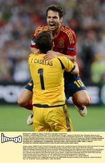 FUSSBALL EUROPAMEISTERSCHAFT 2012 HALBFINALE Portugal - Spanien 27.06.2012 Cesc Fabregas (Spanien) und Torwart Iker Casillas (Spanien) jubeln über den Finaleinzug 