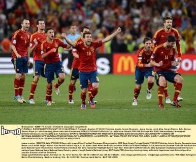 FUSSBALL EUROPAMEISTERSCHAFT 2012 HALBFINALE Portugal - Spanien 27.06.2012 Andres Iniesta, Sergio Busquets, Jesus Navas, Jordi Alba, Sergio Ramos, Xabi Alonso, Gerard Pique (v.l. alle Spanien) jubeln nach dem Finaleinzug 
