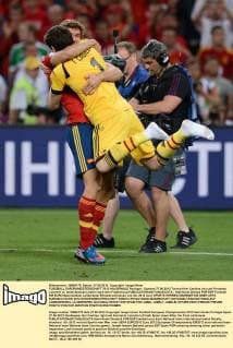 FUSSBALL EUROPAMEISTERSCHAFT 2012 HALBFINALE Portugal - Spanien 27.06.2012 Torwart Iker Casillas (re) und Fernando Llorente (li, beide Spanien) jubeln nach dem Finaleinzug 