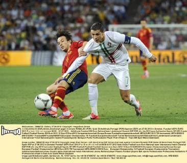 v.li:David SILVA (ESP),Aktion,Zweikampf gegen Cristiano RONALDO (POR). Spiel 29,Halbfinale,Portugal (POR)-Spanien (ESP) am 27.06.2012 in Donetsk. Fussball UEFA EURO 2012 P o l e n U k r a i n e vom 08.06. - 01.07.2012.