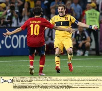 FUSSBALL - EURO 2012, POR vs ESP DONETSK,UKRAINE,27.JUN.12 - FUSSBALL - UEFA Europameisterschaft 2012 in Polen und der Ukraine, Halbfinale, Portugal vs Spanien. Bild zeigt den Jubel von Cesc Fabregas und Iker Casillas (ESP). 