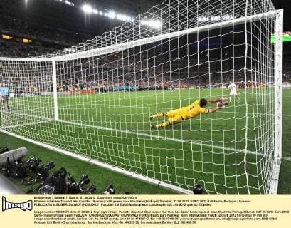 Elfmeterschießen Torwart Iker Casillas (Spanien) hält gegen Joao Moutinho (Portugal) Donetsk, 27.06.2012, EURO 2012 Halbfinale, Portugal - Spanien 
