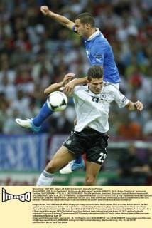 Mario GOMEZ, DFB 23 im Zweikampf , Aktion um den Ball gegen Leonardo BONUCCI, ITA19 Aktion, Zweikampf, Spielszene, Tackling, Ball GERMANY - ITALY ( : ), DEUTSCHLAND - ITALIEN Halbfinale, Semifinal, Deutsche Fussball Nationalmannschaft, DFB EM Euro 2012 am 28.06.2012 in Warschau, Europameisterschaft 2012 in P o l e n, U k r a i n e