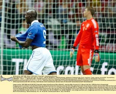 Mario BALOTELLI, ITA9 jubelt nach dem Tor zum 0-1 , Manuel NEUER Nr.1 DFB Emotionen, enttäuscht, Enttäuschung, Frust, frustriert, Trauer ,traurig, verzweifelt, Verzweiflung GERMANY - ITALY ( : ), DEUTSCHLAND - ITALIEN Halbfinale, Semifinal, Deutsche Fussball Nationalmannschaft, DFB EM Euro 2012 am 28.06.2012 in Warschau, Europameisterschaft 2012 in P o l e n, U k r a i n e