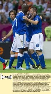 Mario BALOTELLI (li) bejubelt seinen Treffer zum 0:1 mit Antonio CASSANO (rechts); Andrea PIRLO (alle ITA ganz links) sieht zu; UEFA Fussball Europameisterschaft 2012, Halbfinale: Deutschland - Italien in Warschau, Polen am 28.06.2012,