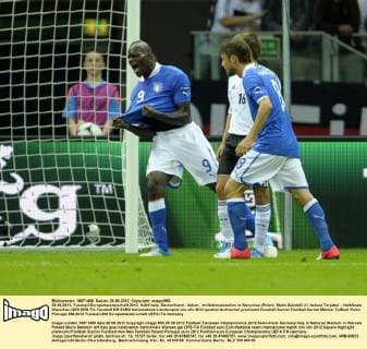 28.06.2012, Fussball Europameisterschaft 2012, Halbfinale, Deutschland - Italien , im Nationalstadion in Warschau (Polen). Mario Balotelli (li, Italien) Torjubel.