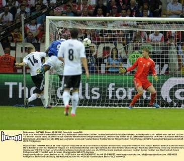 28.06.2012, Fussball Europameisterschaft 2012, Halbfinale, Deutschland - Italien , im Nationalstadion in Warschau (Polen). Mario Balotelli (2.v.li, Italien) köpft hier das Tor zum 1:0, Torwart Manuel Neuer (re, Deutschland) hat keine Abwehrchance. Holger Badstuber (li, Deutschland) schaut nur zu.