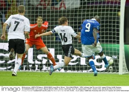 Mario BALOTELLI r. (ITA) schiesst das Tor zum 0:2, gegen Philipp LAHM, Bastian SCHWEINSTEIGER und Torwart Manuel NEUER (GER), Aktion, Halbfinale, Spiel 30, Deutschland (GER) - Italien (ITA), am 28.06.2012 in W A R S C H A U P o l e n Fussball UEFA EURO 2012 P o l e n U k r a i n e vom 08.06. - 01.07.2012.