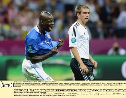 FUSSBALL EUROPAMEISTERSCHAFT 2012 HALBFINALE Deutschland - Italien 28.06.2012 Mario Balotelli (li, Italien) jubelt nach seinem Tor zum 0:1. Philipp Lahm (re, Deutschland) wendet sich enttäuscht ab 