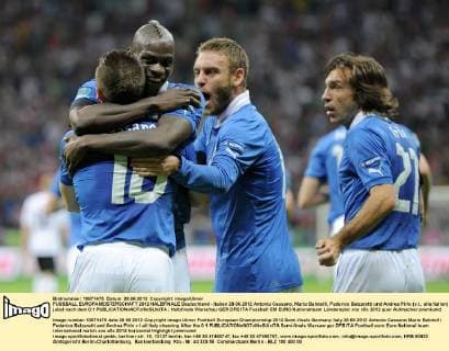 FUSSBALL EUROPAMEISTERSCHAFT 2012 HALBFINALE Deutschland - Italien 28.06.2012 Antonio Cassano, Mario Balotelli, Federico Balzaretti und Andrea Pirlo (v.l., alle Italien) jubel nach dem 0:1 