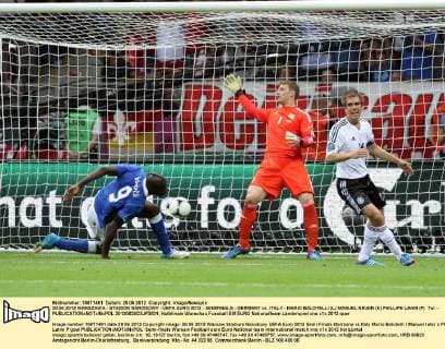 28.06.2012 WARSZAWA - STADION NARODOWY - UEFA EURO 2012 - SEMIFINALS - GERMANY vs. ITALY - MARIO BALOTELLI (L) MANUEL NEUER (S) PHILLIPE LAHM (P) Tor -  20120628CSJP3001