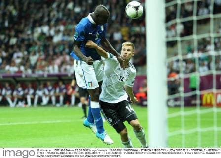 28.06.2012 WARSZAWA - STADION NARODOWY - UEFA EURO 2012 - SEMIFINALS - GERMANY vs. ITALY - MARIO BALOTELLI (L), HOLGER BATSUBER (P) - , GOL, SCORES -  20120628CSLG0004