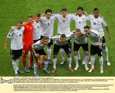28.06.2012 WARSZAWA - STADION NARODOWY - UEFA EURO 2012 - SEMIFINALS - Mannschaftsfoto Deutschland, hi.v.li.: Holger Badstuber, Torwart Manuel Neuer, Toni Kroos, Mats Hummels, Mario Gomez, Sami Khedira, Jerome Boateng; Vorn: Philipp Lahm, Lukas Podolski, Bastian Schweinsteiger, Mesut Özil - 20120628CSMT8039