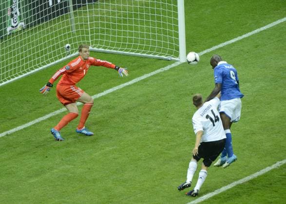 WARSAW, June 28, 2012 -- Mario Balotelli (R) of Italy scores against Manuel Neuer and Holger Badstuber during the semifinal match between Germany and Italy at the Euro 2012 football championships in Warsaw, Poland, June 28, 2012. (Xinhua Wu Wei) (jyc) POLAND-WARSAW-EURO 2012 FOOTBALL CHAMPIONSHIPS-SEMIFINAL-GERMANY VS ITALY 