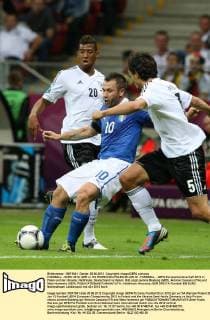 FUSSBALL - EURO 2012, GER vs ITA WARSCHAU,POLEN,28.JUN.12 - FUSSBALL - UEFA Europameisterschaft 2012 in Polen und der Ukraine, Halbfinale, Deutschland vs Italien. Bild zeigt Jerome Boateng (GER), Antonio Cassano (ITA) und Mats Hummels (GER). 