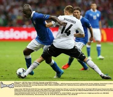 FUSSBALL - EURO 2012, GER vs ITA WARSCHAU,POLEN,28.JUN.12 - FUSSBALL - UEFA Europameisterschaft 2012 in Polen und der Ukraine, Halbfinale, Deutschland vs Italien. Bild zeigt Mario Balotelli (ITA) und Holger Badstuber (GER). 