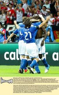 Mario BALOTELLI, ITA9 jubelt mit Andrea PIRLO nach dem Tor zum 0-2, Jubel, Freude, Emotionen, Feiern, Lachen, jubelt, freuen, reisst die Arme hoch, ballt die Faust GERMANY - ITALY ( : ), DEUTSCHLAND - ITALIEN Halbfinale, Semifinal, Deutsche Fussball Nationalmannschaft, DFB EM Euro 2012 am 28.06.2012 in Warschau, Europameisterschaft 2012 in P o l e n, U k r a i n e