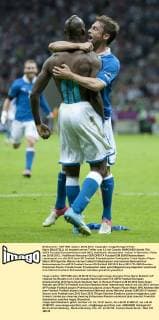 Mario BALOTELLI (li) bejubelt seinen Treffer zum 0:2 mit Claudio MARCHISIO (beide ITA) UEFA Fussball Europameisterschaft 2012, Halbfinale: Deutschland - Italien in Warschau, Polen am 28.06.2012,