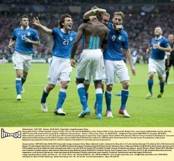 Mario BALOTELLI (Mitte) bejubelt seinen Treffer zum 0:2 mit Andrea BARZAGLI (ITA), Andrea PIRLO (ITA), Daniele DE ROSSI (ITA), und Claudio MARCHISIO (rechts alle ITA) UEFA Fussball Europameisterschaft 2012, Halbfinale: Deutschland - Italien in Warschau, Polen am 28.06.2012,
