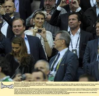 28.06.2012, Fussball Europameisterschaft 2012, Halbfinale, , im Nationalstadion in Warschau. Lothar Matthäus (re, GER) mit weiblicher Begleitung auf der Tribüne.