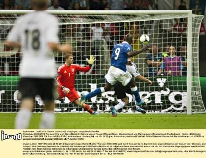 Warschau, 28.06.2012 Tor zum 2:0 durch Mario Balotelli (Italien) gegen Torwart Manuel Neuer (Deutschland) und Philipp Lahm (Deutschland) Deutschland - Italien