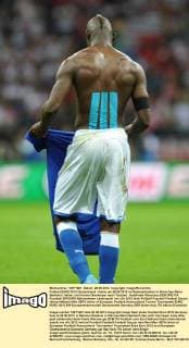 Fußball EURO 2012 Deutschland - Italien am 28.06.2012 im Nationalstadion in Warschau Mario Balotelli ( Italien ) mit freiem Oberkörper nach Torjubel