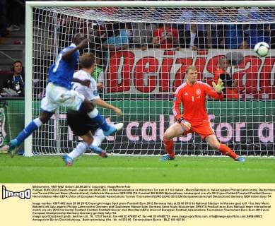Fußball EURO 2012 Deutschland - Italien am 28.06.2012 im Nationalstadion in Warschau Tor zum 0:1 für Italien - Mario Balotelli (li, Italien) gegen Philipp Lahm (mitte, Deutschland) und Torwart Manuel Neuer (Deutschland)