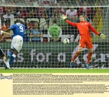 Mario BALOTELLI l. (ITA) köpft das Tor zum 0;1, gegen Torwart Manuel NEUER (GER), Aktion, Kopfball, Halbfinale, Spiel 30, Deutschland (GER) - Italien (ITA), am 28.06.2012 in W A R S C H A U P o l e n Fussball UEFA EURO 2012 P o l e n U k r a i n e vom 08.06. - 01.07.2012.