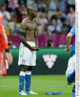 FUSSBALL EUROPAMEISTERSCHAFT 2012 HALBFINALE Deutschland - Italien 28.06.2012 Mario Balotelli (Italien) bejubelt seinen Treffer zum 0:2 