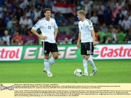 FUSSBALL EUROPAMEISTERSCHAFT 2012 HALBFINALE Deutschland - Italien 28.06.2012 Mario Gomez (li) und Toni Kroos (re, beide Deutschland) sind enttäuscht 