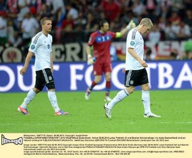 FUSSBALL EUROPAMEISTERSCHAFT 2012 HALBFINALE Deutschland - Italien 28.06.2012 Lukas Podolski (li) und Bastian Schweinsteiger (re, beide Deutschland) sind zur Halbzeit enttäuscht 