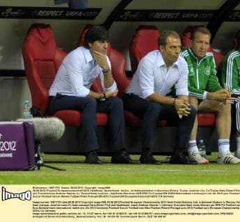 28.06.2012, Fussball Europameisterschaft 2012, Halbfinale, Deutschland - Italien , im Nationalstadion in Warschau (Polen). Trainer Joachim Löw, Co-Trainer Hans Dieter Flick und Torwarttrainer Andreas Köpcke (l-r, Deutschland) frustriert.