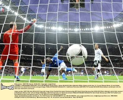 FUSSBALL EUROPAMEISTERSCHAFT 2012 HALBFINALE Deutschland - Italien 28.06.2012 Mario Balotelli (Mitte, Italien) erzielt das 1:0. Torwart Manuel Neuer (li) und Holger Badstuber (re, beide Deutschland) sind geschlagen 