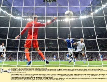 FUSSBALL EUROPAMEISTERSCHAFT 2012 HALBFINALE Deutschland - Italien 28.06.2012 Mario Balotelli (Mitte, Italien) erzielt das 1:0. Torwart Manuel Neuer (li) und Holger Badstuber (re, beide Deutschland) sind geschlagen 