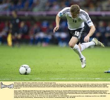 Toni KROOS (GER) stolpert UEFA Fussball Europameisterschaft 2012, Halbfinale: Deutschland - Italien in Warschau, Polen am 28.06.2012,
