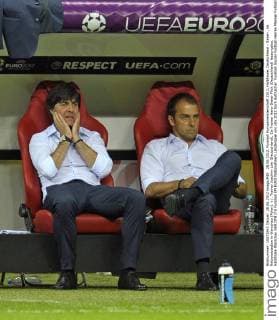 28.06.2012, Fussball Europameisterschaft 2012, Halbfinale, Deutschland - Italien , im Nationalstadion in Warschau (Polen). v.l. Trainer Joachim Löw (Deutschland), Co-Trainer Hans-Dieter Flick (Deutschland) fassungslos.