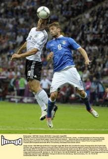 28.06.2012, Fussball Europameisterschaft 2012, Halbfinale, Deutschland - Italien , im Nationalstadion in Warschau (Polen). Miroslav Klose (li, Deutschland) gegen Claudio Marchisio (Italien).