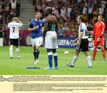 Mario Balotelli 1:0 2:0, Claudio Marchisio, li. Bastian Schweinsteiger, re. Philipp Lahm, Torwart Manuel Neuer enttäuscht enttäuscht Enttaeuschung Enttäuschung Fußball Fussball UEFA EM Europameisterschaft Euro 2012 Halbfinale Saison 2011 12 28.06.2012 DFB GER Deutschland vs. Italien Nationalmannschaft Freude Emotion jubelnd Jubel nach 2:0