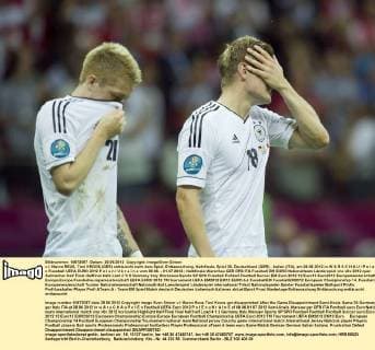 v.l. Marco REUS, Toni KROOS (GER) enttäuscht nach dem Spiel, Enttaeuschung, Halbfinale, Spiel 30, Deutschland (GER) - Italien (ITA), am 28.06.2012 in W A R S C H A U P o l e n Fussball UEFA EURO 2012 P o l e n U k r a i n e vom 08.06. - 01.07.2012.