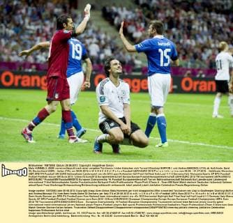 Mats HUMMELS (GER vorne) enttäuscht nach einer vergeben Torchance, hinten klatschen sich Torwart Gianluigi BUFFON l. und Andrea BARZAGLI (ITA) ab, Halbfinale, Spiel 30, Deutschland (GER) - Italien (ITA), am 28.06.2012 in W A R S C H A U P o l e n Fussball UEFA EURO 2012 P o l e n U k r a i n e vom 08.06. - 01.07.2012.