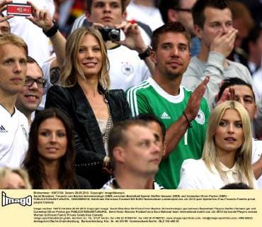 Sarah Brandner, Freundin von Bastian Schweinsteiger (GER) zwischen Basketball Spieler Steffen Hamann (GER) und Comedian Oliver Pocher (GER) -  120628MIN015