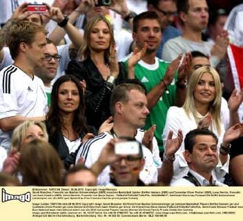 Sarah Brandner, Freundin von Bastian Schweinsteiger (GER) zwischen Basketball Spieler Steffen Hamann (GER) und Comedian Oliver Pocher (GER), Lena Gercke, Freundin von Sami Khedira (GER), Silvia Meichel, Freundin von Mario Gomez -  120628MIN017