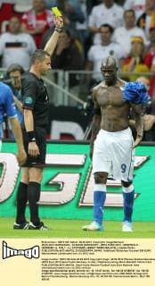 28.06.2012 WARSZAWA - STADION NARODOWY - UEFA EURO 2012 - SEMIFINALS - GERMANY vs. ITALY - (L) STEPHANE LANNOY MARIO BALOTELLI Gelbe Karte -  20120628APPA_004KK