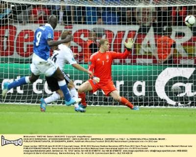 28.06.2012 WARSZAWA - STADION NARODOWY - UEFA EURO 2012 - SEMIFINALS - GERMANY vs. ITALY - (L) MARIO BALOTELLI MANUEL NEUER -  20120628APPA_008KK
